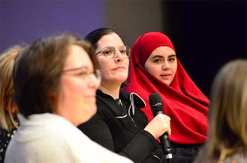 Femme qui pose une question