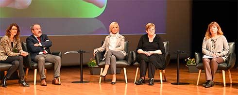 Présentateurs assis - Journée parents, dis-moi tout