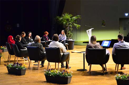 Personnes assises - Journée parents, dis-moi tout