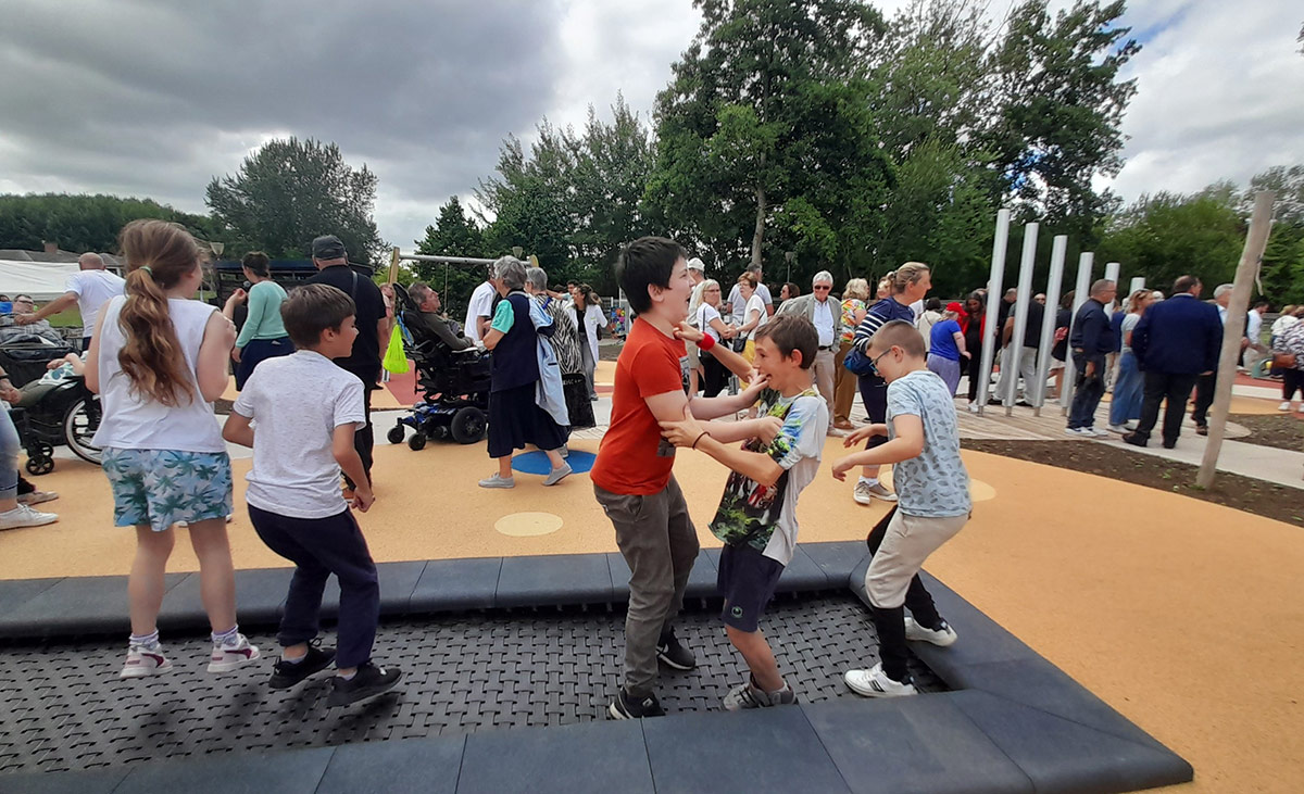 aire de jeux sur le terrain de la MAS de Thumeries aire de jeux sur le terrain de la MAS de Thumeries