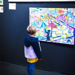 Spectateur à l'exposition l’Art de la différence