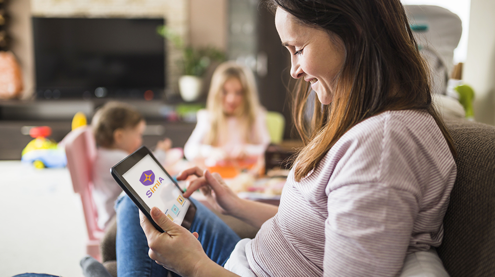 femme regardant l'application Simia sur tablette